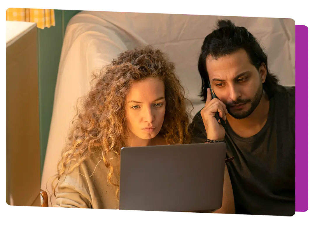 Couple homme femme devant leur ordinateur face a la facture electronique- visuel leader cabinet comptable VA&Co