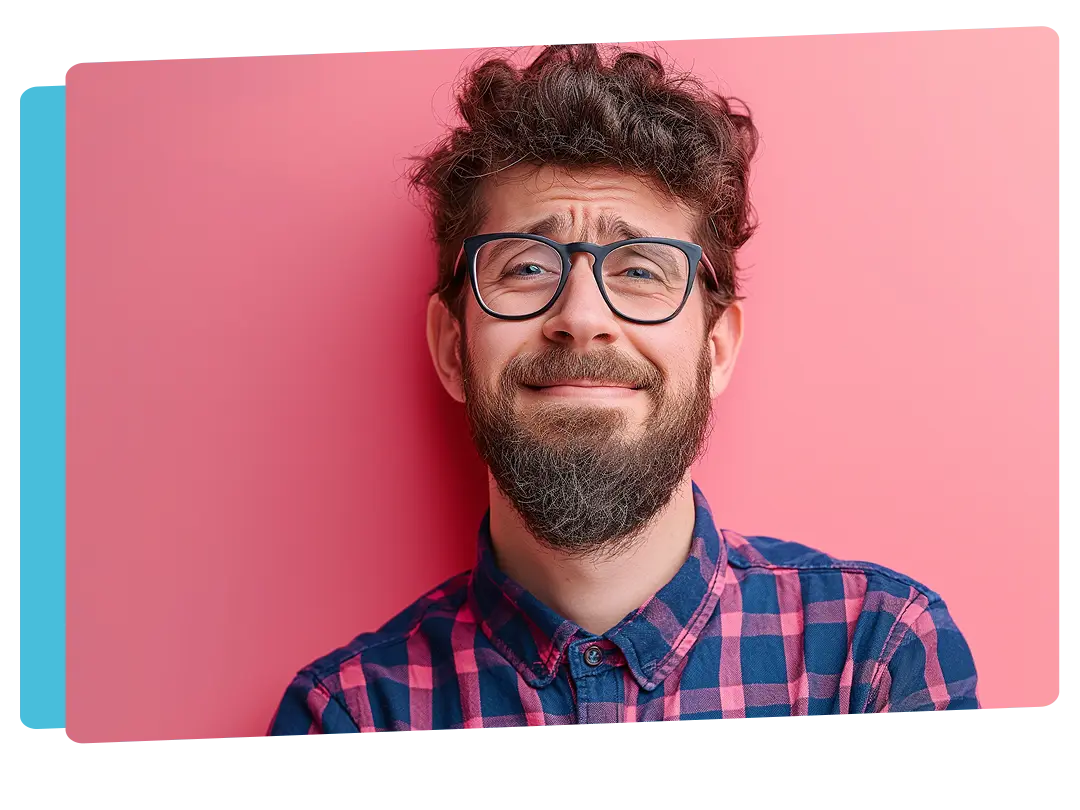 Photo d'un Homme barbu à lunettes, souriant