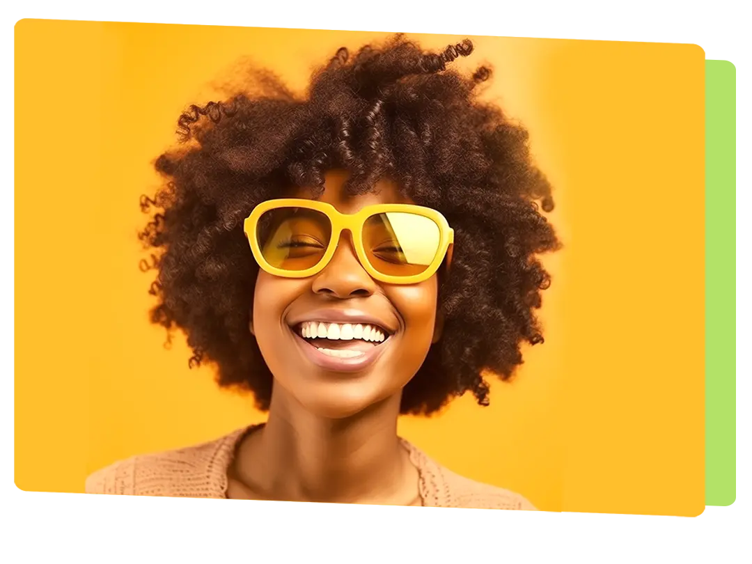 Jeune femme rayonnante avec des lunettes jaunes